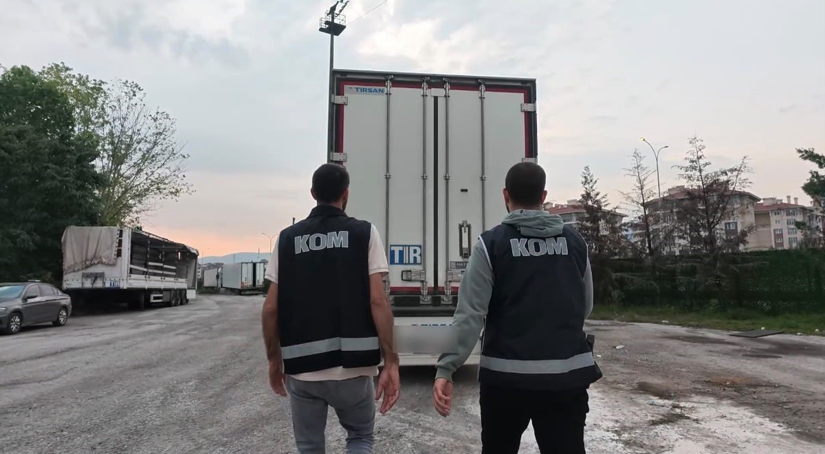 Kocaeli İzmit\'te 95 bin paket elektronik sigara tütünü bulundu, 1 şüpheli yakalandı