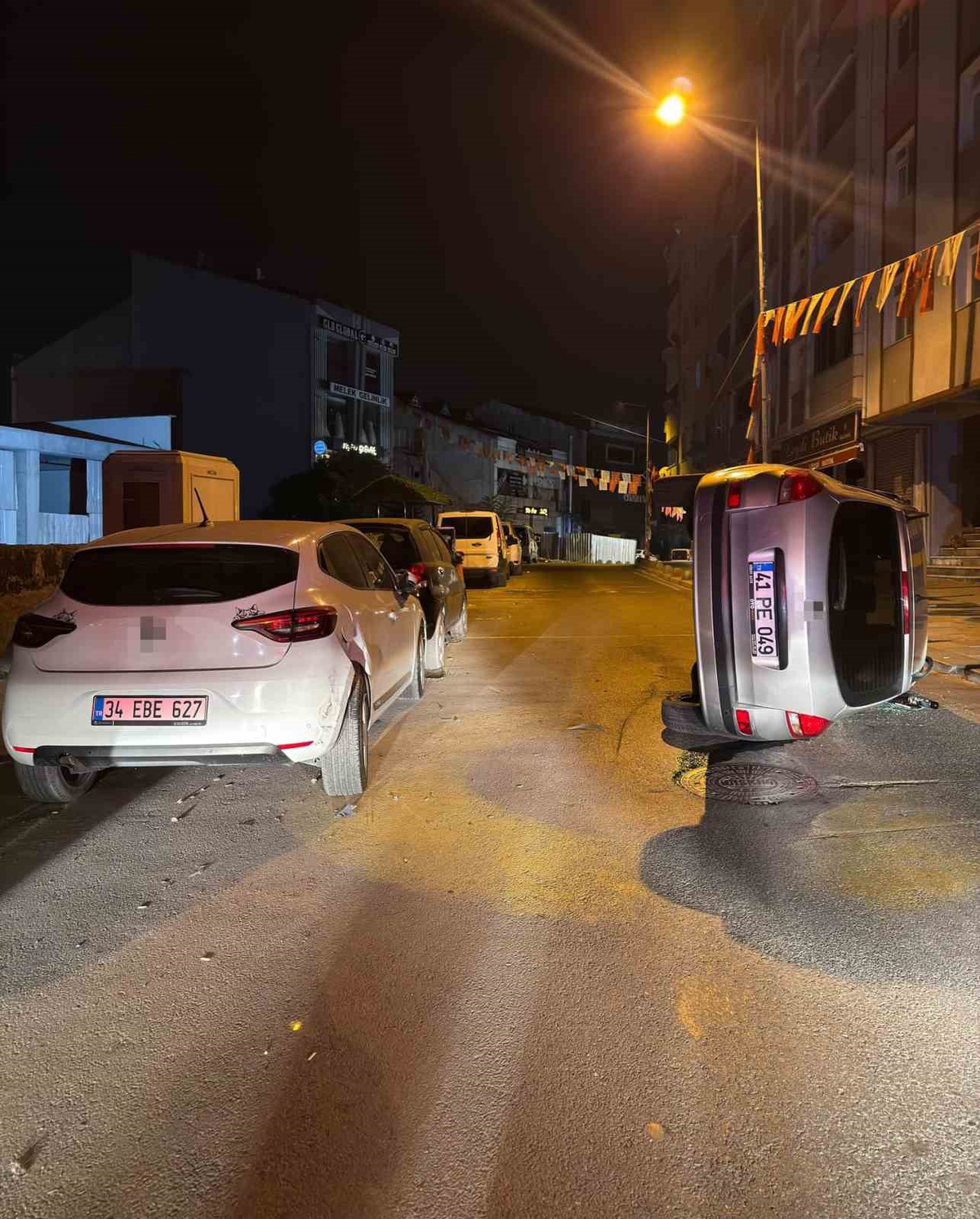 Arnavutköy\'de park halindeki otomobile çarpan araç yan yatarak sokak ortasında kaldı