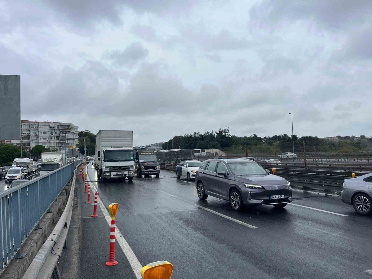Küçükçekmece D-100\'de derz kasisleri ve yağmur trafiği kilitledi