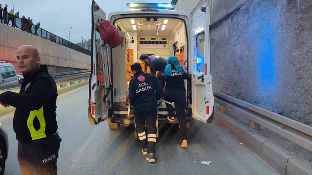 Kütahya'da iki otomobile çarpan motosiklet sürücüsü Şehir Hastanesine kaldırıldı