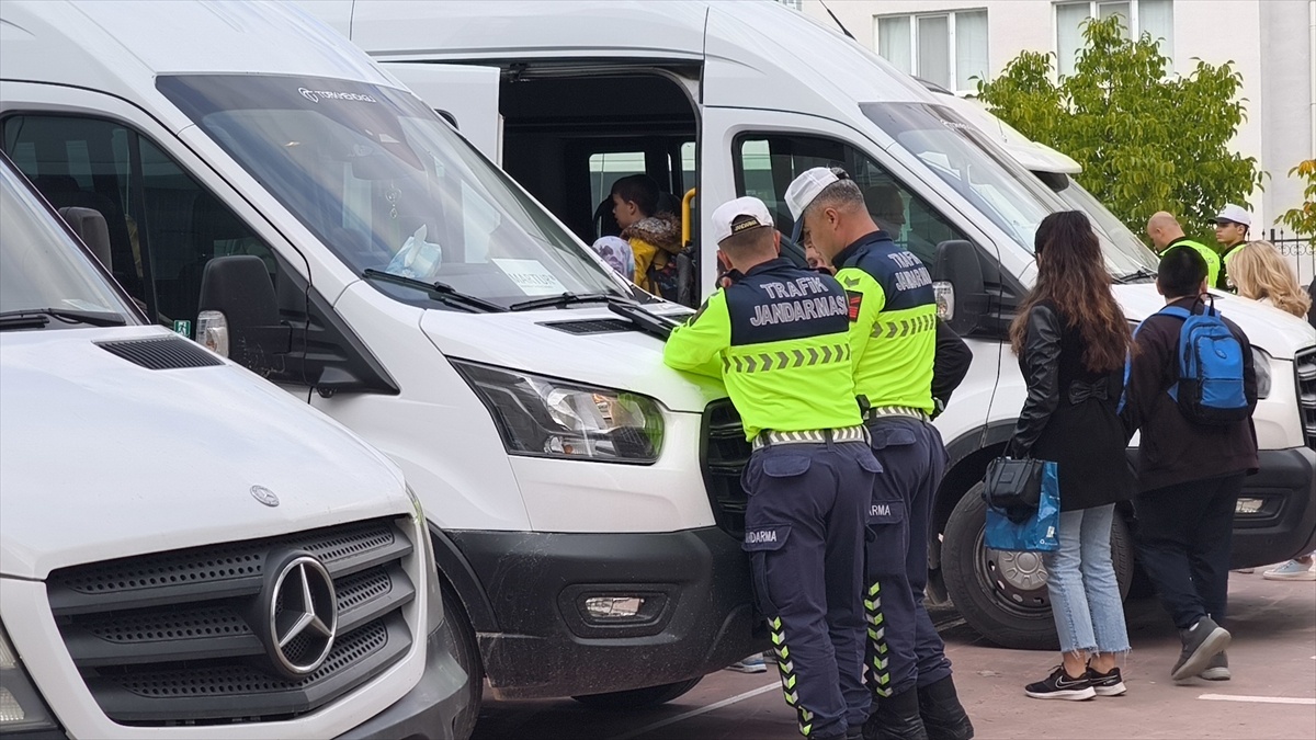 Kütahya\'da okul servislerinde dur levhası ve emniyet kemeri denetimi yapıldı
