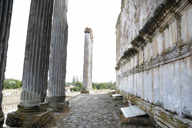 Kütahya Valisi Işın, Aizanoi'deki kazılarda inceleme yaptı, yetkililerden bilgi aldı