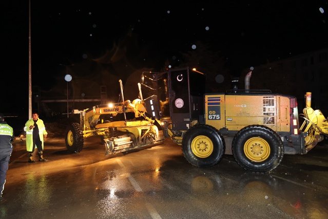Elazığ'da 30 noktada su baskını oluştu, Vali Hatipoğlu bölgeyi inceledi