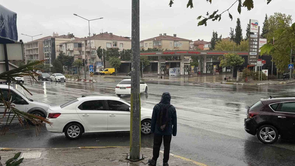 Meteoroloji uyarısının ardından Lüleburgaz\'da sağanak su birikintilerine yol açtı