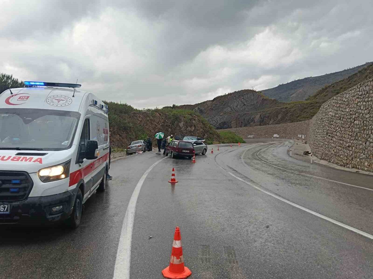 Manavgat\'ta şerit ihlali zincirleme kazaya yol açtı, 3 kişi yaralandı