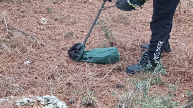 Manavgat'ta ev girişinde bulunan 2 metrelik yılan itfaiye ekiplerince doğaya salındı