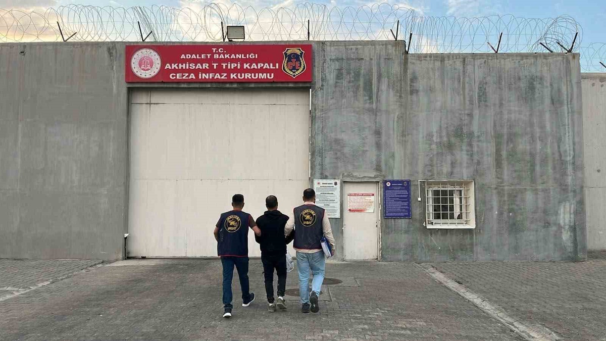Manisa Akhisar\'da jandarma, 78 yıl 11 ay 15 gün hapis cezalı şahsı yakaladı