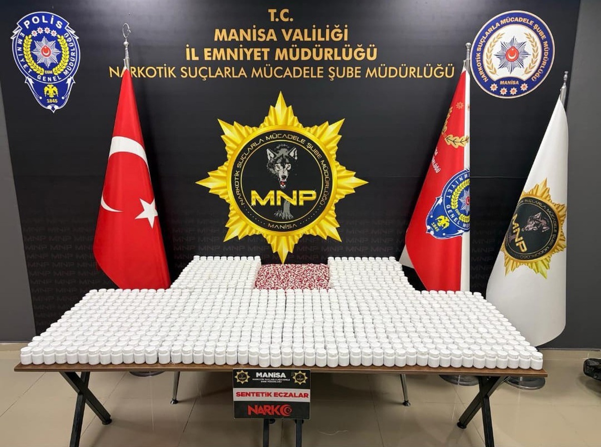 Manisa\'ya uyuşturucu getirecek 3 şüpheli yakalandı, 57 bin hap ele geçirildi