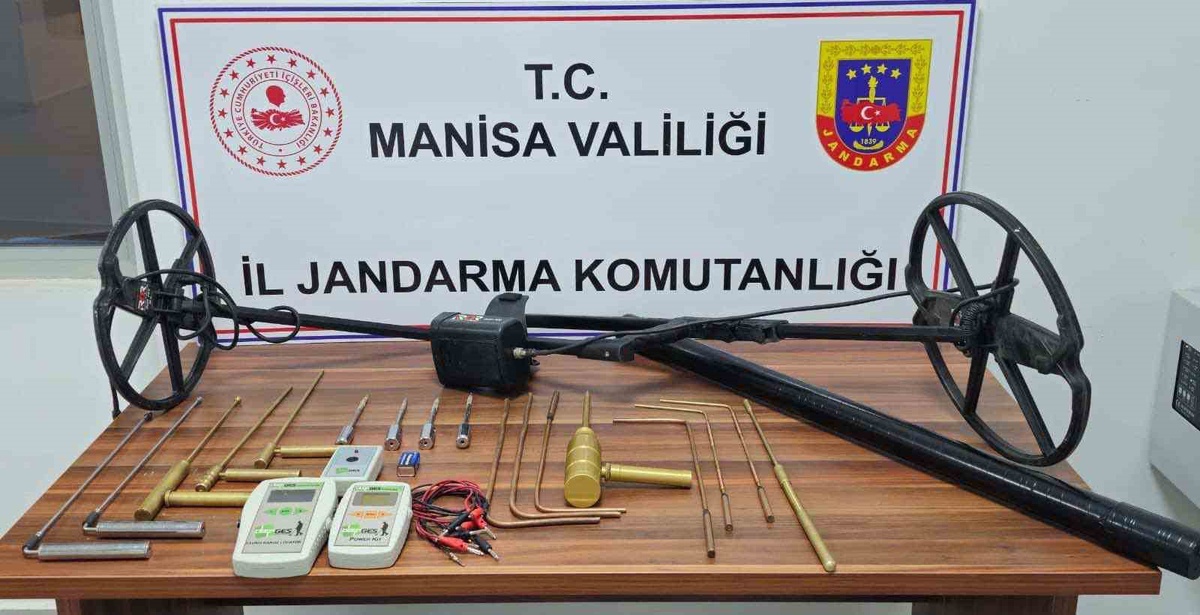 Manisa Saruhanlı\'da jandarma ekipleri define arayan 5 kişiyi suçüstü yakaladı