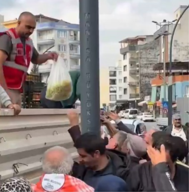 Manisa'da üzüm protestosu: 1 tır dolusu üzüm halka dağıtıldı