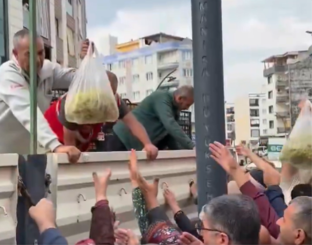 Manisa'da üzüm protestosu: 1 tır dolusu üzüm halka dağıtıldı