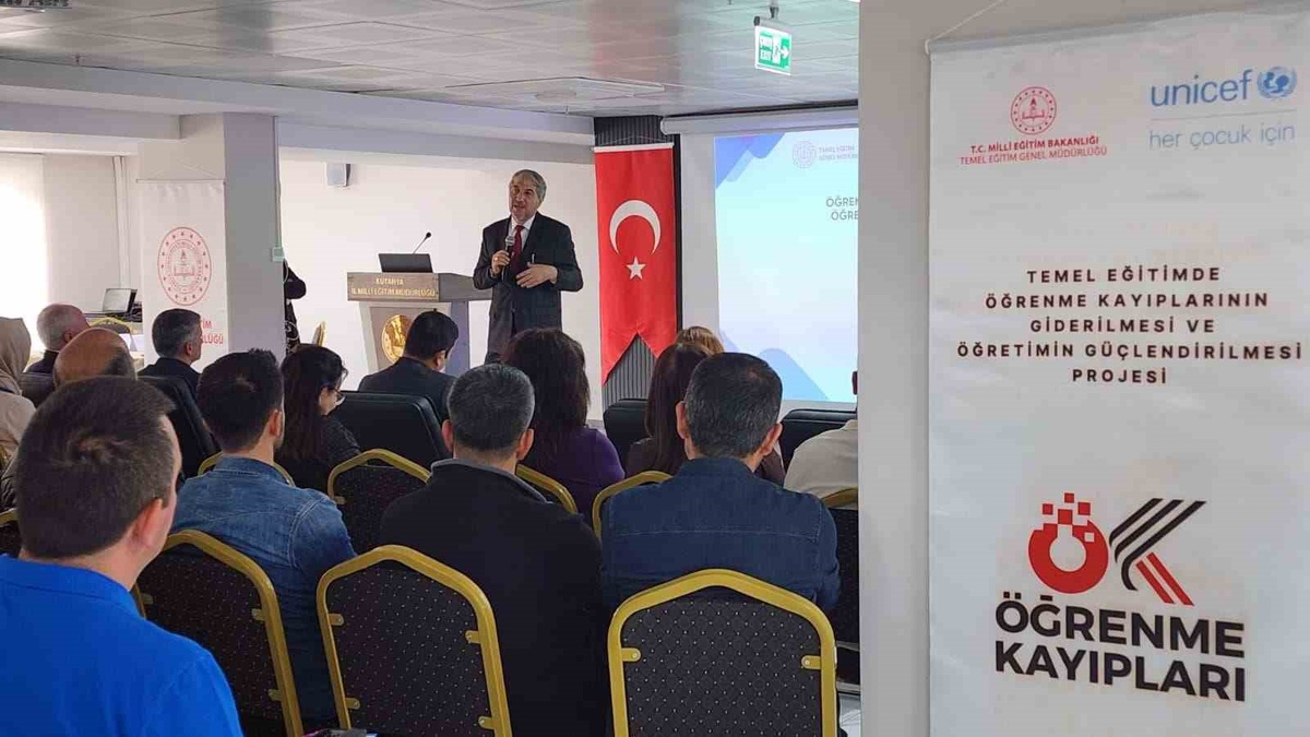 MEB ve UNICEF iş birliğiyle Kütahya\'da öğrenme kayıpları için eğitici eğitimi başladı