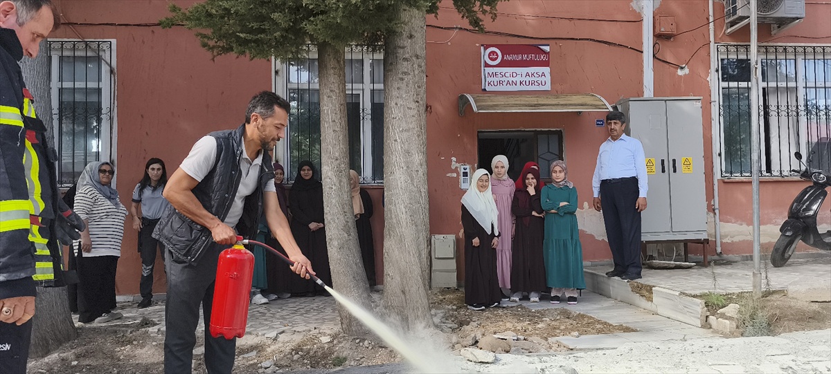Mersin Anamur\'da Kur\'an kursu öğrencileri yangın söndürme cihazı kullanımını öğrendi