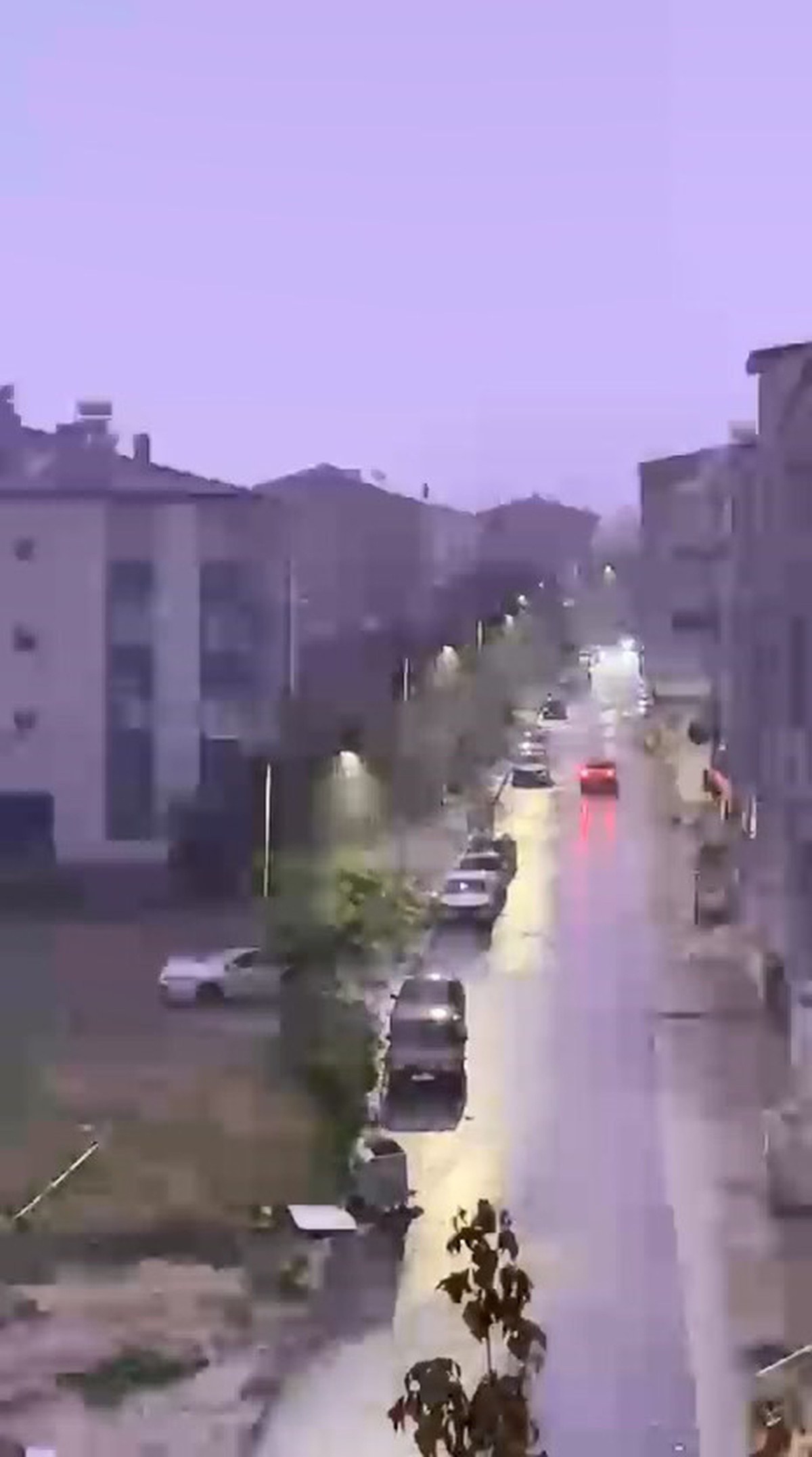 Elazığ\'da gök gürültülü sağanakta çakan şimşekler geceyi gündüze çevirdi