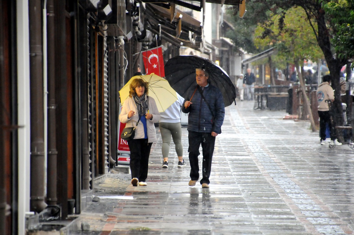 Edirne\'de etkili sağanak cadde ve sokaklarda su birikintisi oluşturdu