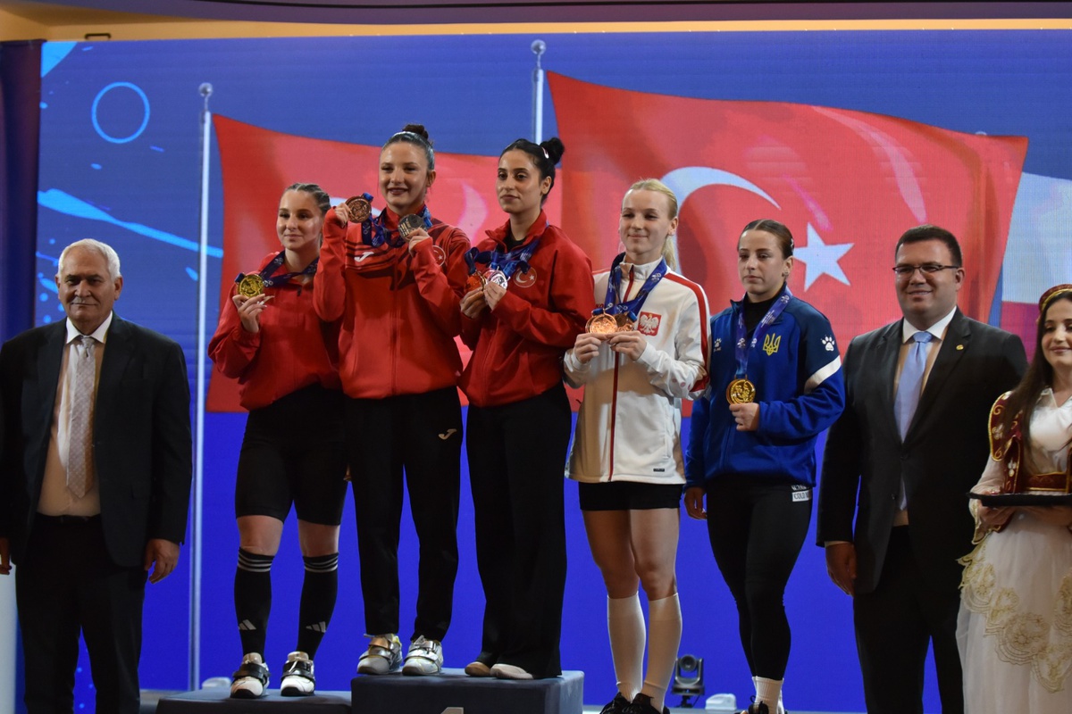Gamze Altun, Dıraç\'ta iki Avrupa rekoru kırarak U23 Avrupa Halter şampiyonu oldu
