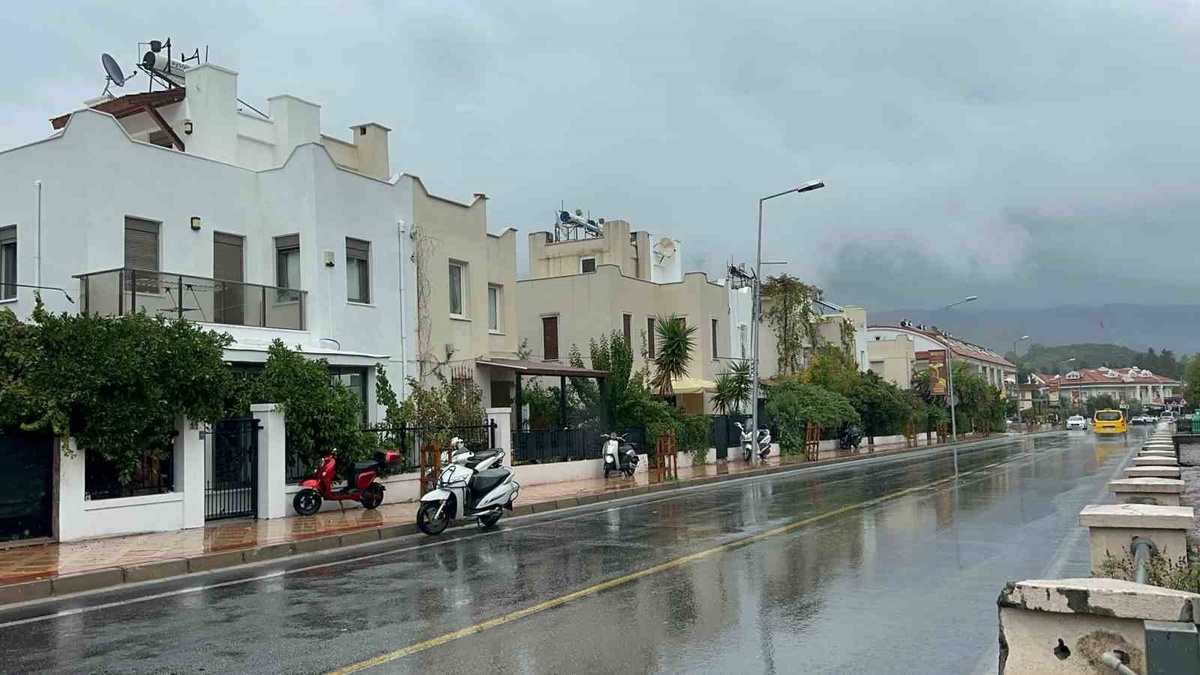 Muğla Marmaris\'te sağanak etkili oluyor, yağış gece etkisini artıracak