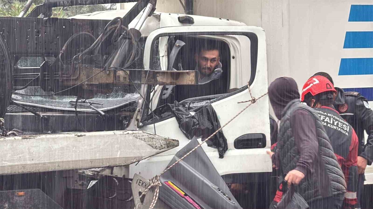Muğla Menteşe\'de yağışta kamyon çekiciye çarptı, sıkışan şoförü itfaiye kurtardı