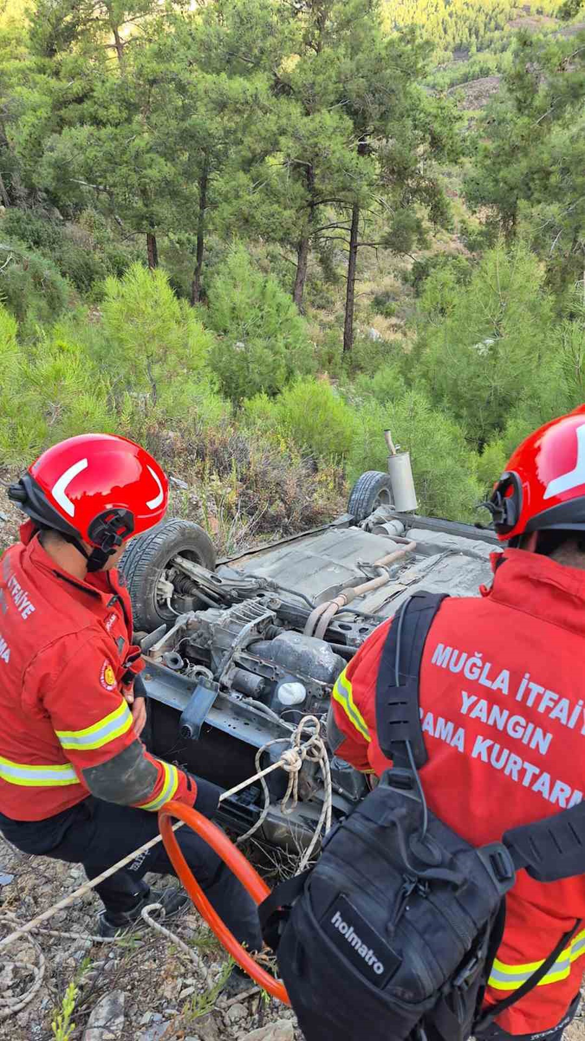 Muğla Milas\'ta kontrolden çıkan araç 50 metre uçuruma yuvarlanınca bir kişi yaralandı