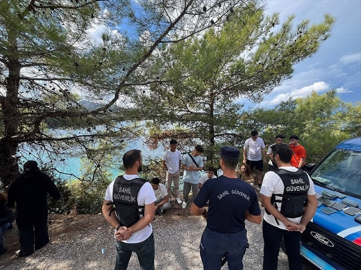 Muğla Marmaris\'te karada yakalanan 18 düzensiz göçmen İl Göç İdaresine teslim edildi