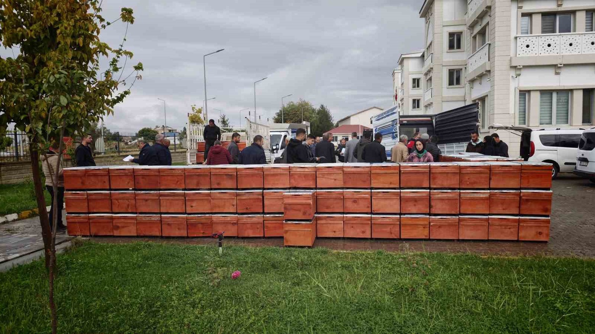 Muş\'ta Altın Kanatlara Yeni Kovan Projesi kapsamında 100 arıcıya bin kovan dağıtıldı