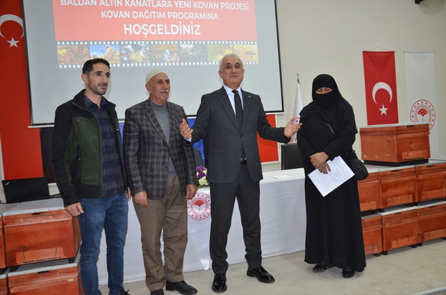 Muş'ta Altın Kanatlara Yeni Kovan Projesi kapsamında 100 arıcıya 1000 kovan dağıtıldı
