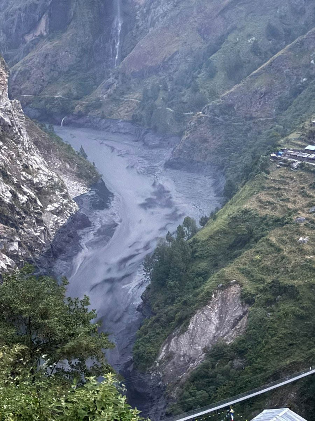 Manaslu\'da selde mahsur kalan 100\'den fazla yabancı dağcı için kurtarma sürüyor
