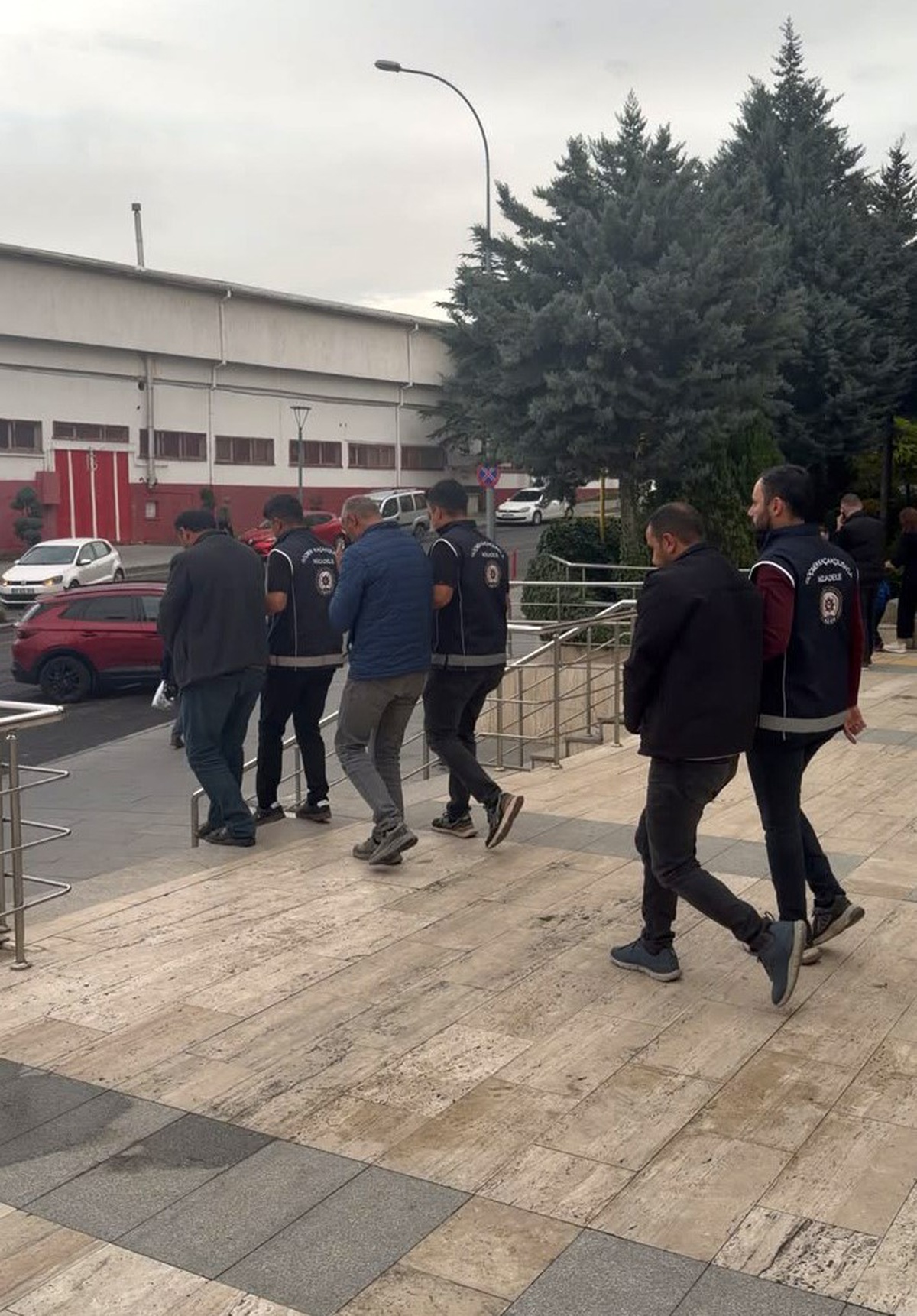 Nevşehir\'de göçmen kaçakçılığı operasyonunda 4 göçmeni taşıyan 3 şüpheli tutuklandı