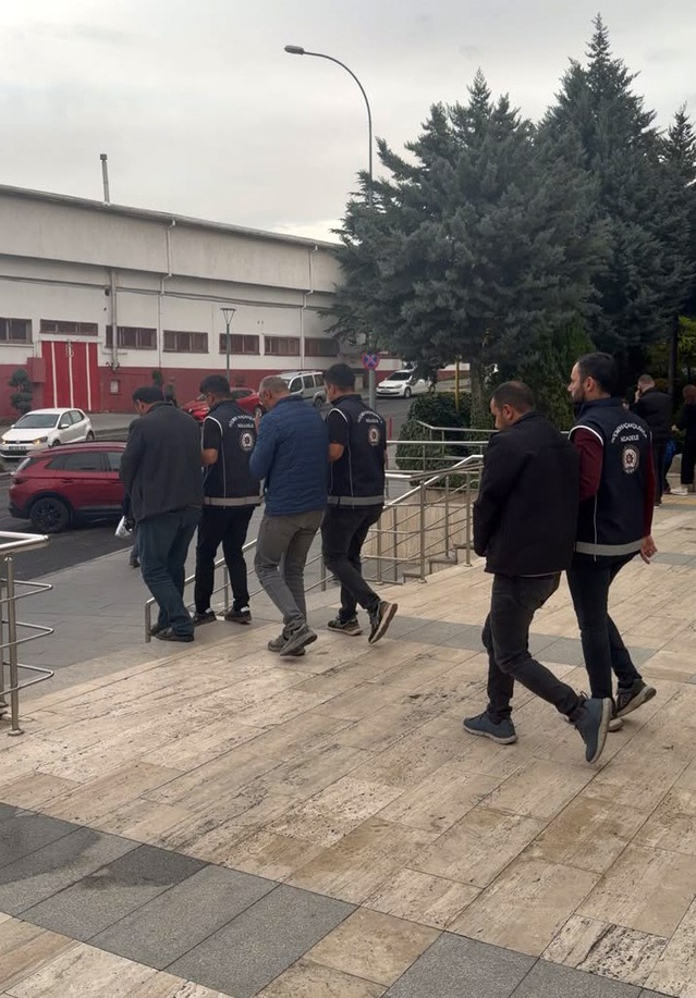 Nevşehir'de göçmen kaçakçılığı operasyonunda 4 göçmeni taşıyan 3 şüpheli tutuklandı