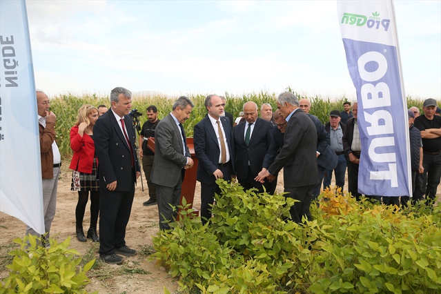 Niğde'de Rektör Uslu, silajlık soya ve mısır hasadında yeni yem üretildiğini söyledi