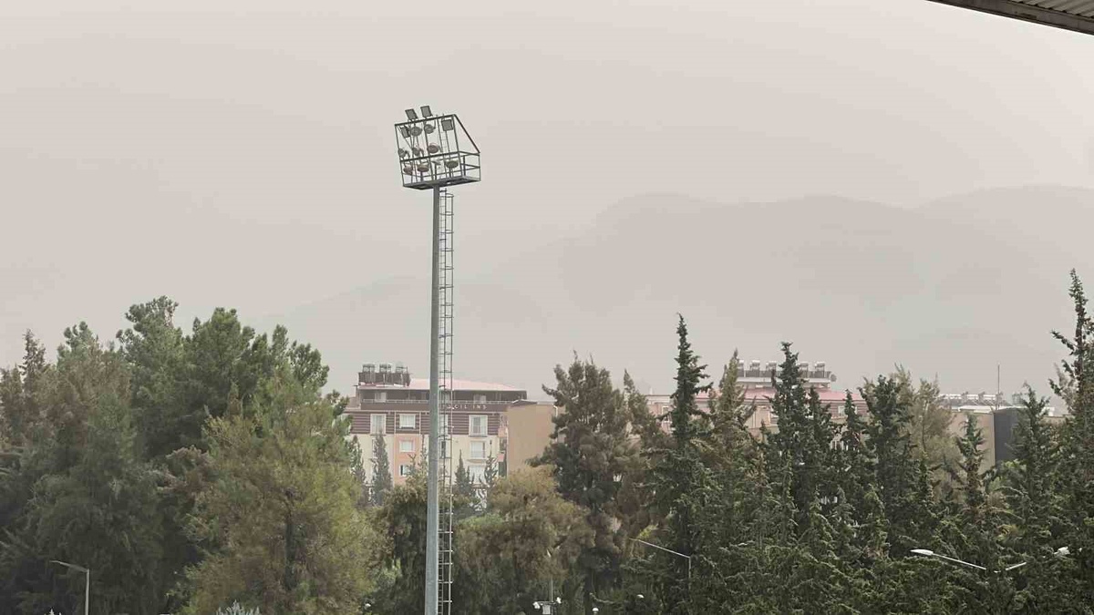 Osmaniye\'de toz taşınımı günlük yaşamı olumsuz etkiledi, araçlar tozla kaplandı