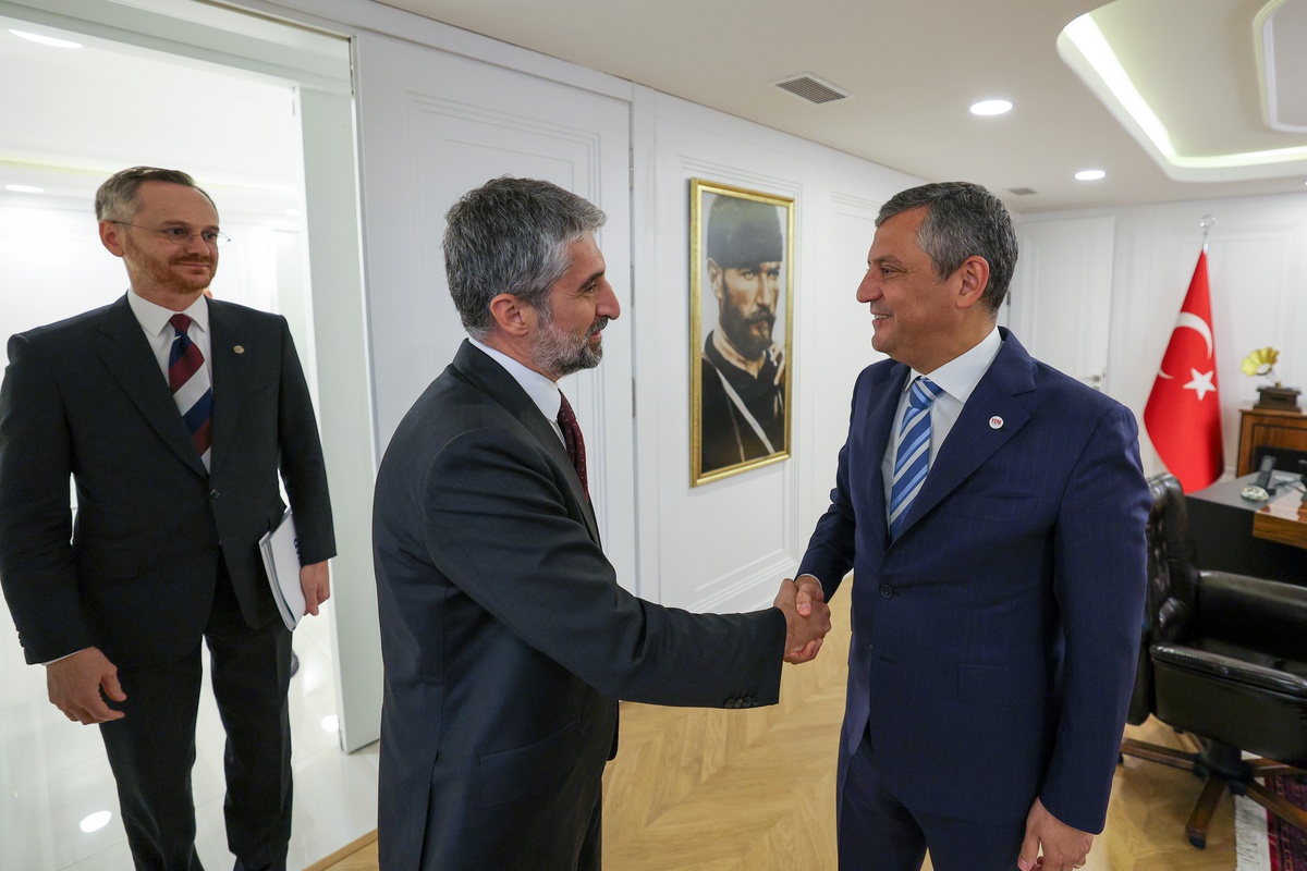 TÜSİAD Başkanı Ozan Diren ve Barış Urhan, Özgür Özel\'le genel merkezde görüştüler