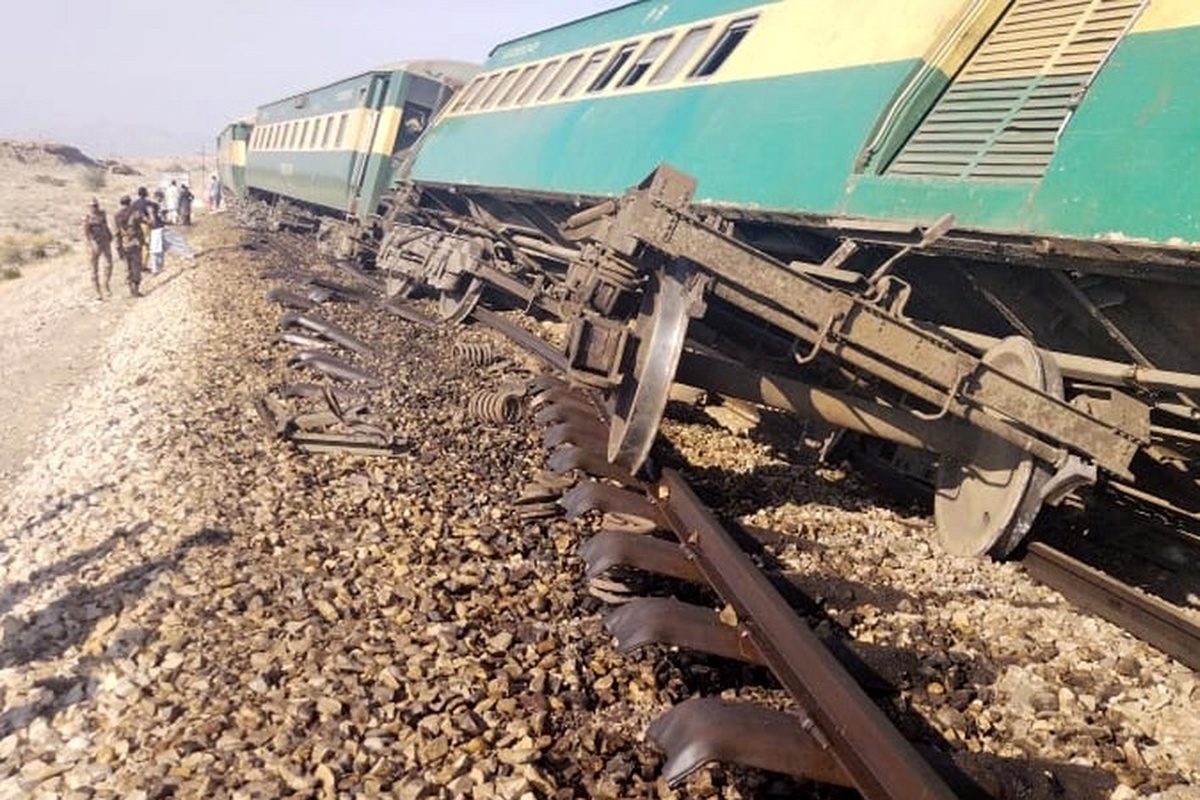 Multan\'da Peşaver\'e giden yolcu treni raydan çıktı, 5 ölü, 30\'dan fazla yaralı var