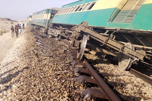 Multan'da Peşaver'e giden yolcu treni raydan çıktı, 5 ölü, 30'dan fazla yaralı var