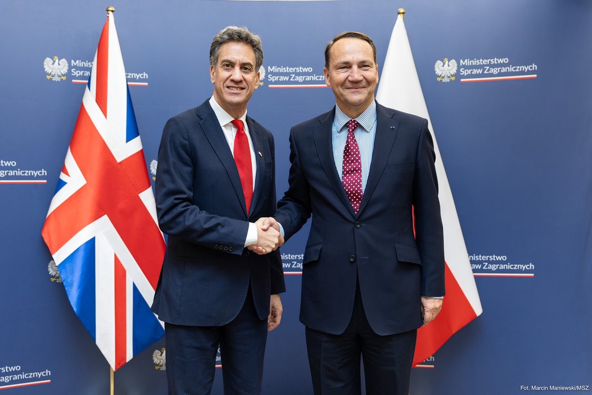 Sikorski, kış öncesi Ukrayna\'ya siyasi ve askeri desteğin süreceğini söyledi