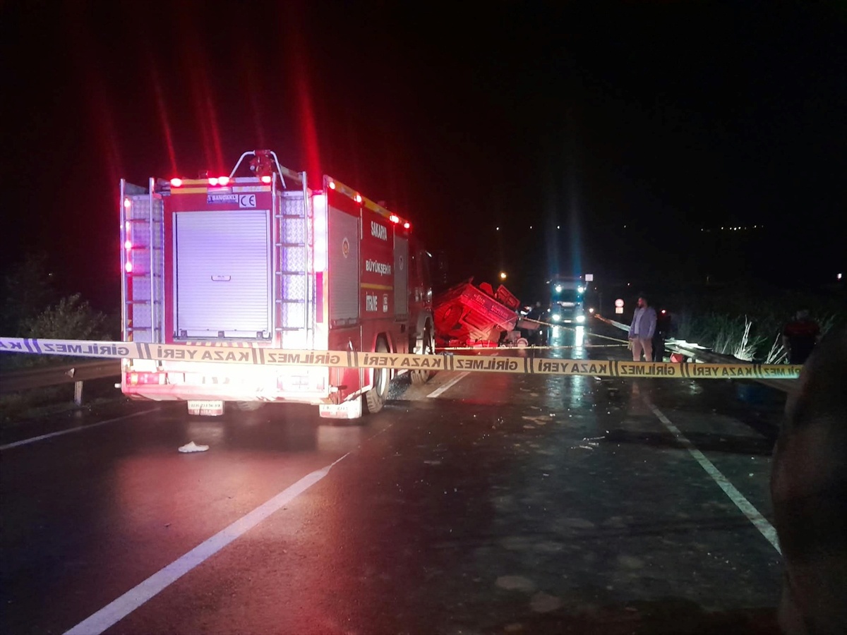 Sakarya Geyve\'de kazada ölen AK Parti İlçe Teşkilat Başkanı Adnan İzmir toprağa verildi