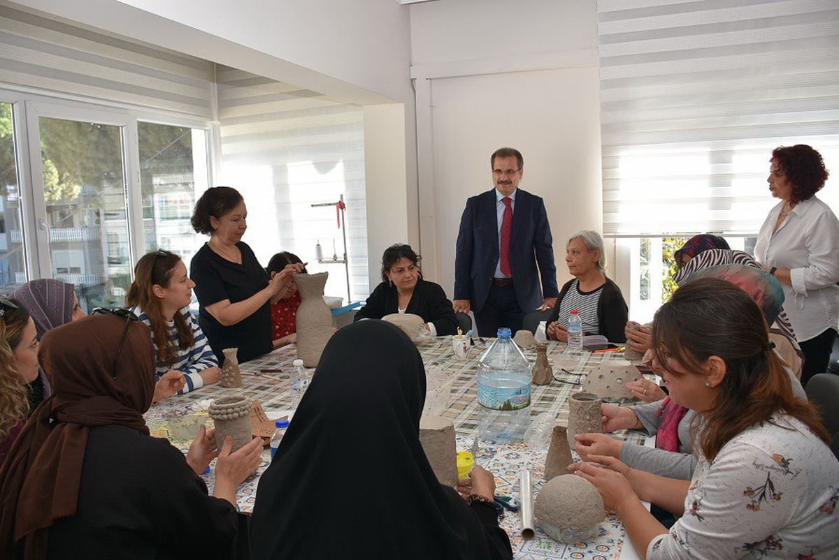 Salihli Kaymakamı Güldoğan, kadın kurslarının verildiği ADEM\'i ziyaret etti