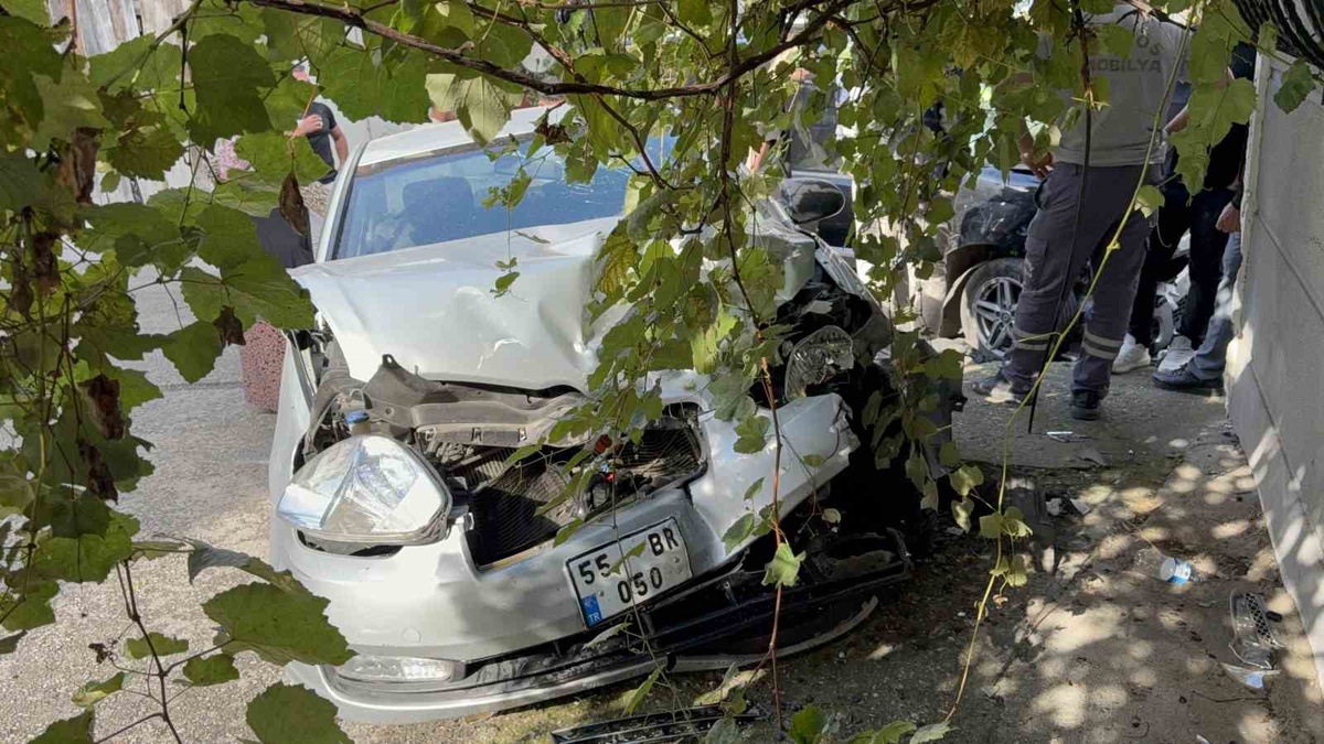 Samsun İlkadım Kadifekale\'de 4 araç zincirleme kazada hasar gördü, yaralanan olmadı.