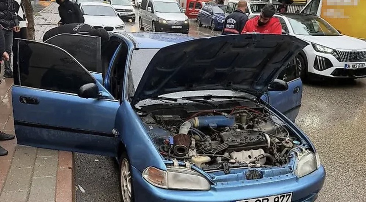 Siirt Kooperatif Mahallesi\'nde park halindeki otomobilde çıkan yangın söndürüldü