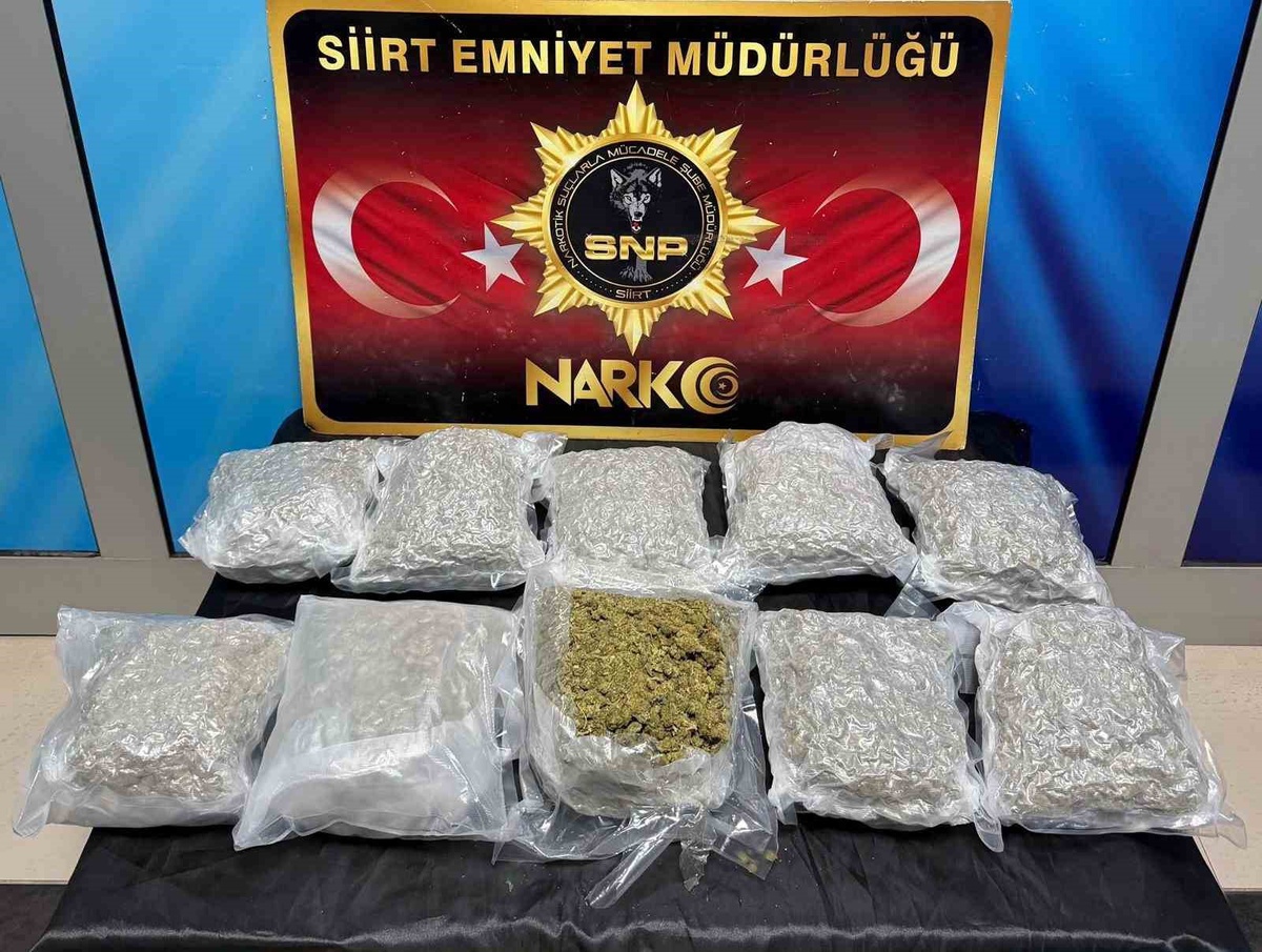 Siirt\'te araçta 5 kilo 600 gram skunk ele geçirildi, 4 şüpheli gözaltına alındı
