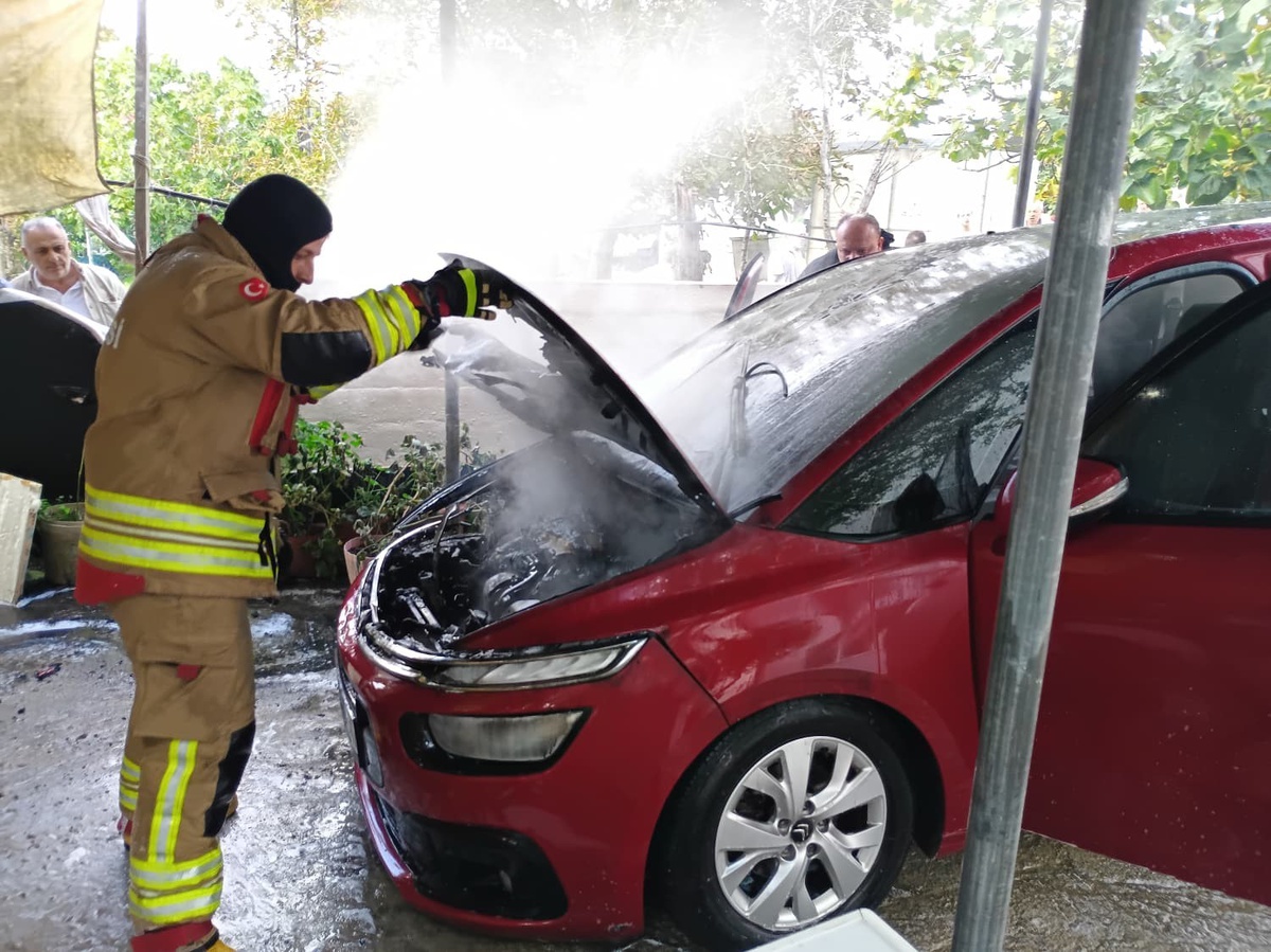 Sinop\'ta yıkanan otomobilin motoru tutuştu, itfaiye yangını söndürdü