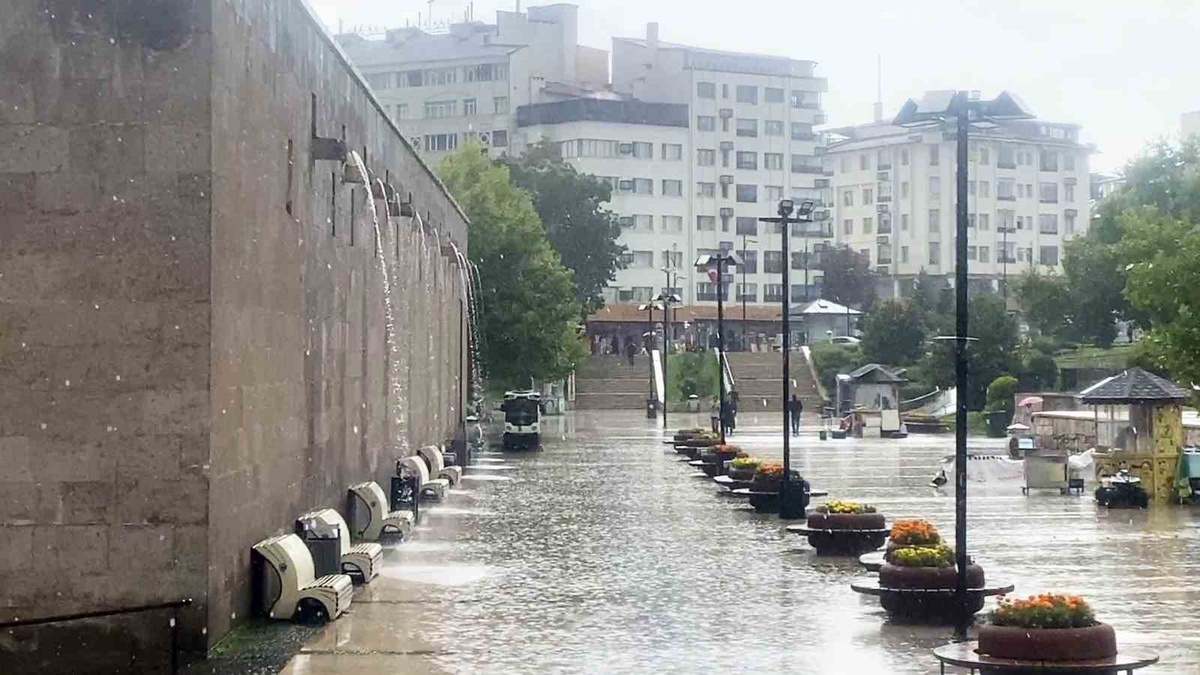 Sivas\'ta bastıran sağanak gündelik hayatı değiştirdi, yollar göle döndü, kısa sürdü