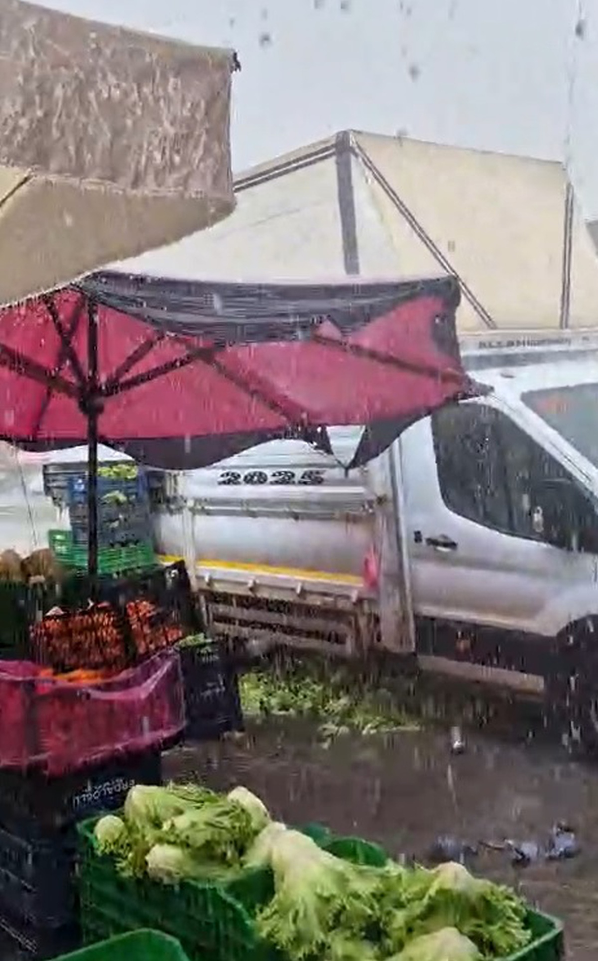 Sivas\'ta 20 dakika süren sağanak ve dolu, bazı yollarda asfalt çökmelerine neden oldu