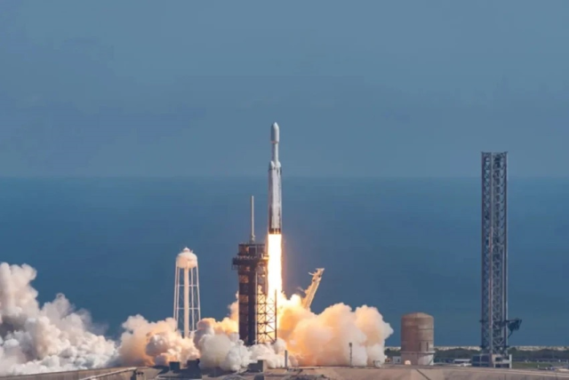 SpaceX'in canlı yayınında gizemli cisim: Önce kameraya takıldı, sonra kayboldu