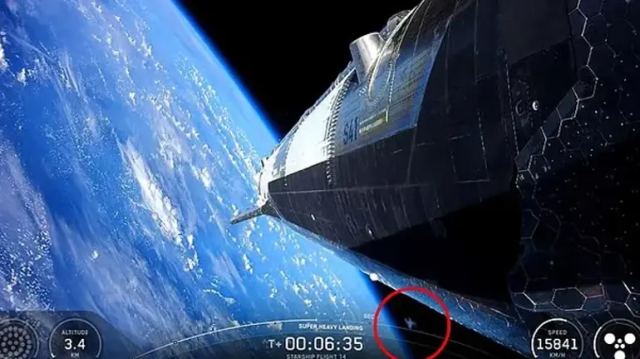 SpaceX'in canlı yayınında gizemli cisim: Önce kameraya takıldı, sonra kayboldu