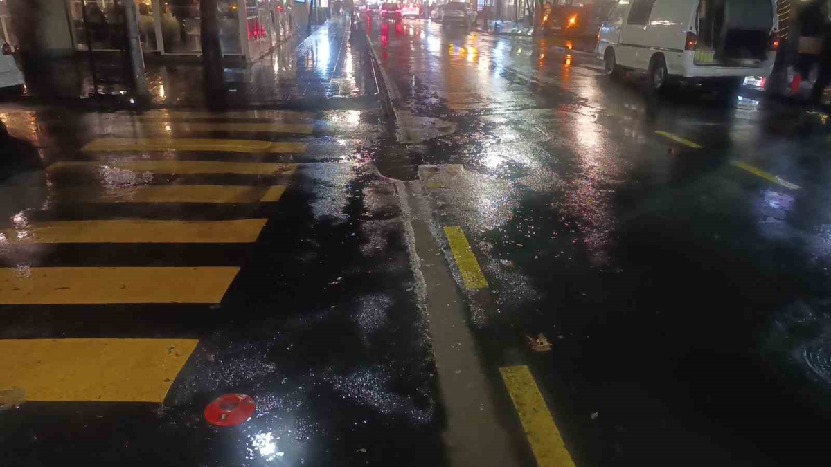 Tekirdağ\'da sağanak etkili oldu, Değirmenaltı\'nda cadde göle döndü