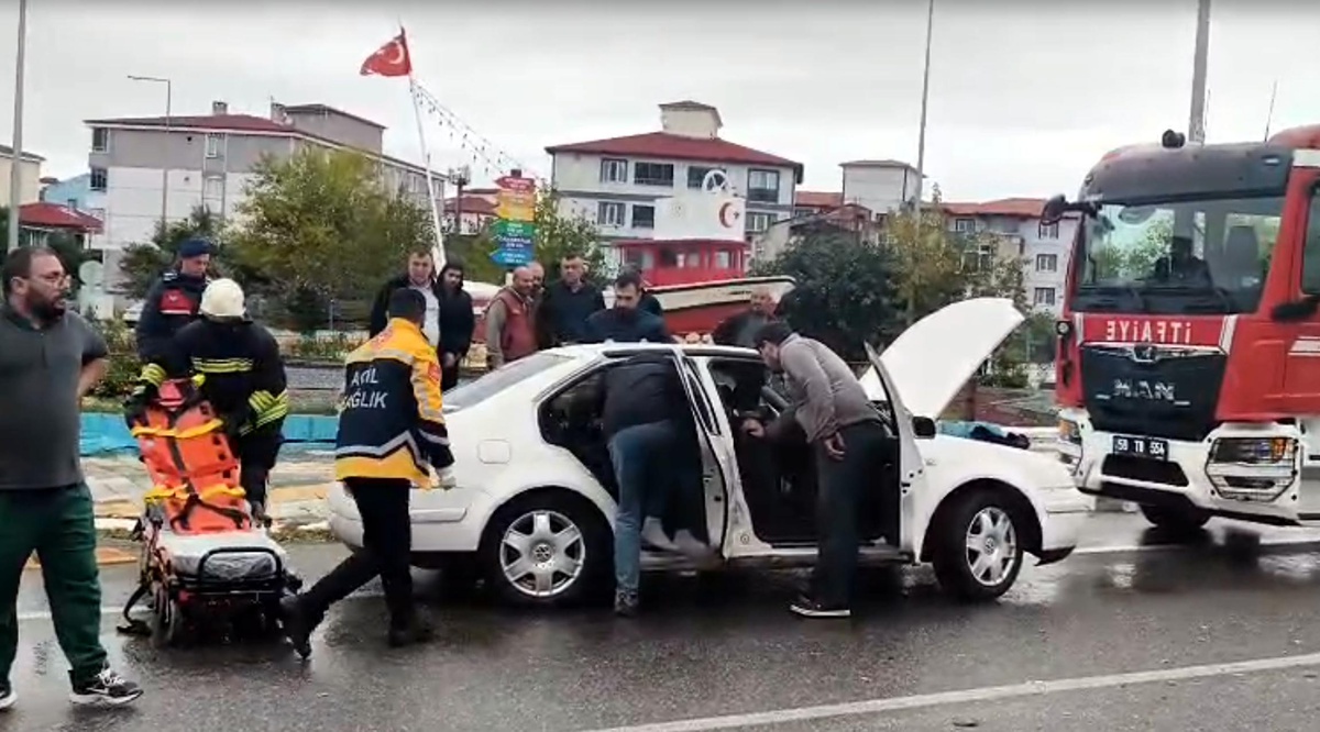 Tekirdağ Saray\'da iki otomobil çarpıştı, sürücüler yara almazken 1 kişi yaralandı