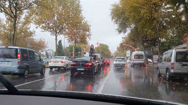 Meteoroloji'nin uyarısı sonrası Tekirdağ Süleymanpaşa'da sağanak yaşamı etkiledi