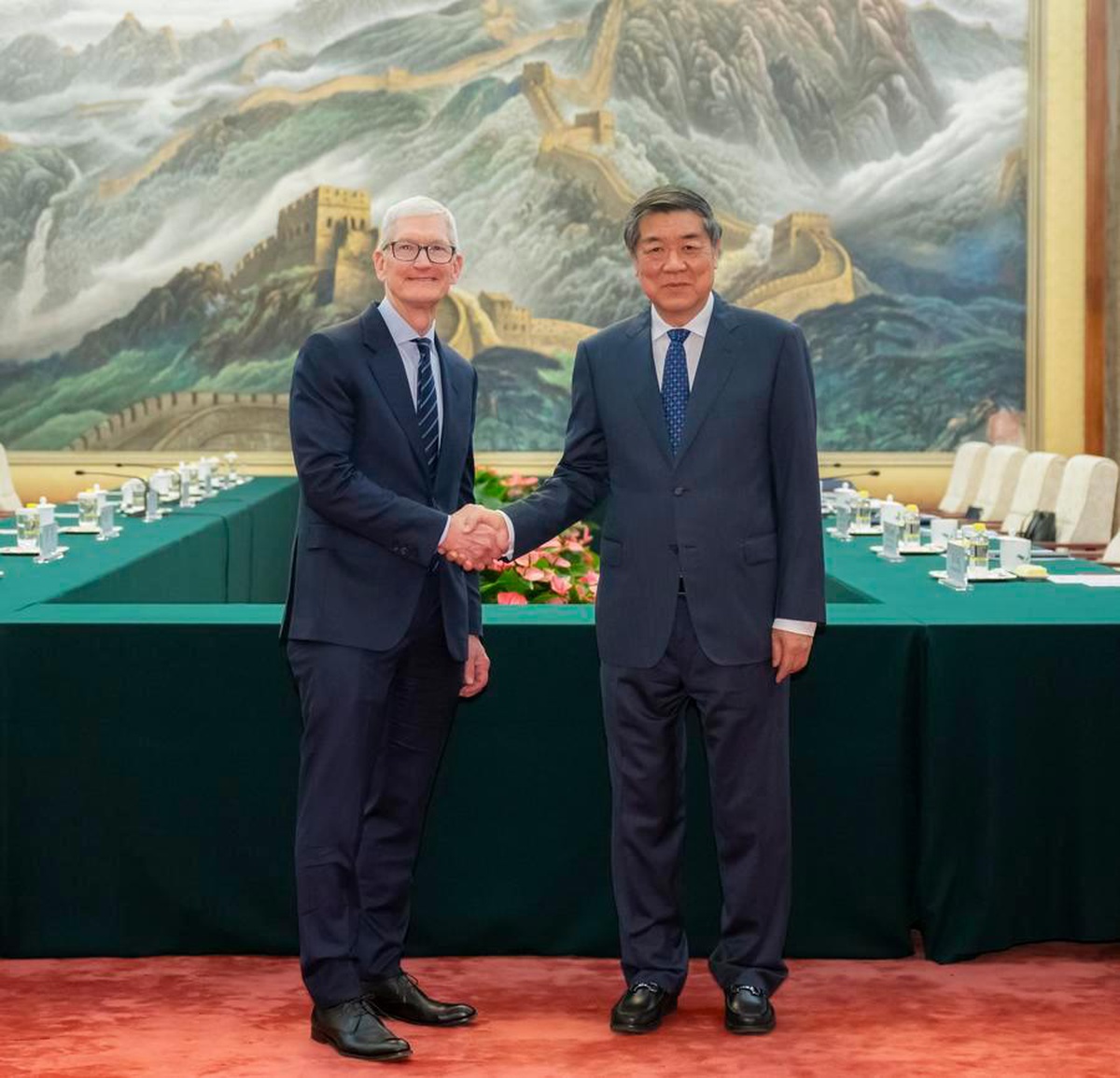 Tim Cook Beijing\'de He Lifeng ile görüştü, Apple\'ın Çin\'deki gelişimine güvendi