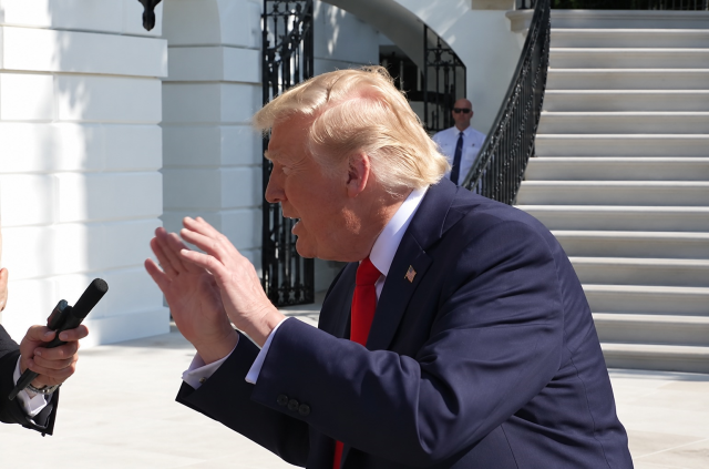 Trump'tan gazeteciye şaşırtan hareket! İran sorusunu böyle karşıladı